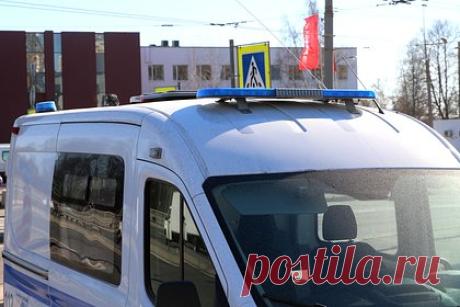 Петербуржец избил школьников за брошенный в его сторону неправильный взгляд. В Санкт-Петербурге пьяный мужчина избил на Туристской улице двух школьников 7 и 13 лет. Горожанину показалось, что дети бросили неправильный взгляд в его сторону, сообщила «Фонтанка». По сведениям издания, 40-летний нетрезвый житель Северной столицы стоял у одного из домов. Мимо него прошли мальчики.