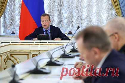 Медведев предложил передавать в зону СВО изъятую у браконьеров технику. Изъятую у браконьеров и различных контрабандистов технику можно передавать в зону специальной военной операции (СВО). Об этом заявил заместитель председателя Совбеза России Дмитрий Медведев во время совещания по вопросам доукомплектования вооруженных сил контрактниками.