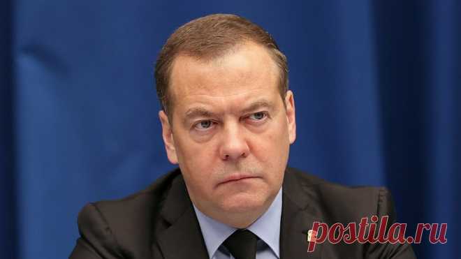 Медведев предрек украинским властям потерю выхода к морю Известия Зампред Совбеза России Дмитрий Медведев 25 января заявил, что украинские власти могут потерять выход к морю. Он раскритиковал власти Киева за то, что те требуют всё больше танков, машин и оружия. Так, по данным журнала Der Spiegel, замглавы МИД Украины Андрей Мельник запросил у Запада истребители, боевые корабли и подводные лодки. «Ладно, самолеты хоть как-то понятно. Правда, нормальных взлетных полос практи...