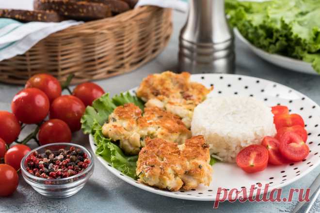 Куриные шницели с сыром Другое название этого блюда - это куриные оладьи или рубленные котлеты. Они получаются очень сочными и вкусными. Это простой, быстрый и вкусный способ обеспечить себя отличным обедом или ужином. 

Можно дополнить такое блюдо вкусным гарниром, свежими овощами и салатом, а также такие куриные оладьи