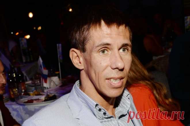 Суд заочно арестовал актера Алексея Панина за призывы к терроризму. В конце мая 2023 года артиста объявили в розыск.