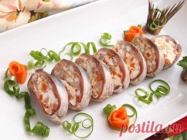 Фаршированная сельдь
Отличная закуска для праздничного стола. Сохрани рецепт!
Ингредиенты:
Сельдь (крупная) — 1 шт.
Морковь — 0,5 шт.
Яйца куриные — 1 шт.
Сыр плавленый — 40 г
Масло сливочное — 20 г
Масло оливковое — 1 ст. л.
 ...