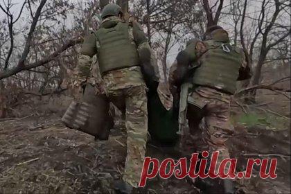 Минобороны показало снятое сразу после ранения корреспондента «России 24» видео. Минобороны опубликовало видео, снятое сразу после ранения корреспондента телеканала «Россия 24» Бориса Максудова. На кадрах раненого Максудова транспортируют в машину скорой помощи. На теле журналиста можно заметить перебинтованные раны на руках. Максудов умер по дороге в Джанкой.