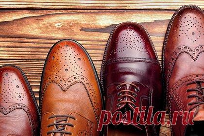 Российским мужчинам назвали самую универсальную обувь. Стилист-имиджмейкер для мужчин Андрей Мэйфейр назвал россиянам самую универсальную обувь. Так, специалист посоветовал пополнить коллекцию классическими вариантами. По его мнению, в теплое время года стоит отдавать предпочтение оксфордам, дерби и лоферам, а в холодное — высоким ботинкам со шнуровкой или без нее.