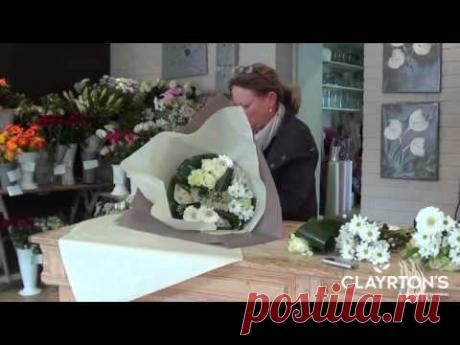 Упаковка букета в бумагу и использование спец каркаса для воды. Мастер-класс