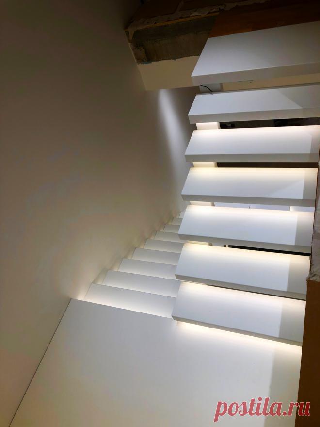 Лестница на косоуре и перилами из стекла