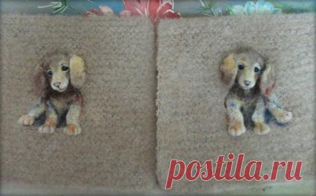 Декоративные, накладные карманы ′Детки таксы′.   Декоративные накладные карманы выполнены из шерсти, основа вязанная из шерсти и мохера, тонкая. примерно 1,5 мм толщиной. Могут использоваться, как на вязанные изделия, так и на выполненные из ткани (учитывая толщину и сочетаемость с тканями). Размер одного кармана : ширина по верху 17,5 см; ширина по низу 20,5 см; высота (глубина) 18 см.; нижние углы округленные. Изображение полу-объемное.