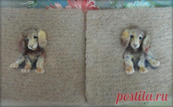 Декоративные, накладные карманы ′Детки таксы′.   Декоративные накладные карманы выполнены из шерсти, основа вязанная из шерсти и мохера, тонкая. примерно 1,5 мм толщиной. Могут использоваться, как на вязанные изделия, так и на выполненные из ткани (учитывая толщину и сочетаемость с тканями). Размер одного кармана : ширина по верху 17,5 см; ширина по низу 20,5 см; высота (глубина) 18 см.; нижние углы округленные. Изображение полу-объемное.