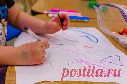 Воспитательница подмосковного детсада трижды ударила ребенка карандашом. Воспитательница детского сада №56, расположенного в подмосковном городе Кубинка, трижды ударила ребенка карандашом из-за нарушения дисциплины. Как рассказал мальчик, инцидент произошел после того, как он случайно задел своего друга карандашом. После случившегося его попросили держать все «под секретом».