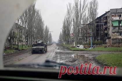 В США предложили план урегулирования конфликта на Украине. Для окончания конфликта на Украине нужно признать Донбасс и Крым в качестве российских территорий, пишет американский обозреватель Брэндон Вайхерт. Он предлагает созвать конференцию, в которой будут участвовать все стороны, в том числе Индия и Китай. На Украине следует сохранить режим протодемократии, считает он.