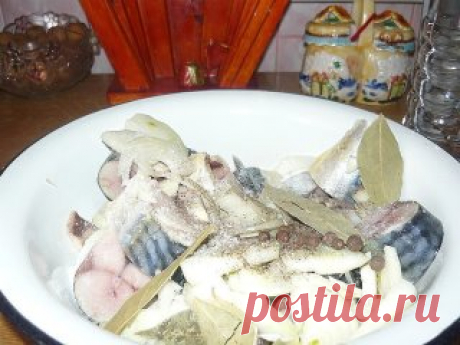 МАРИНУЕМ СКУМБРИЮ! ПАЛЬЧИКИ ОБЛИЖЕШЬ!!
Рыбу и морепродукты обожаю любые и в любом виде,но свою маринованную скумбрию не поменяю ни на что..Пробовала мариновать разную рыбку,но скумбрия получается высший 
класс.Итак,вступление закончено,теперь за дело!!
Берём 3штучки скумбрии мороженой,моем,чистим и режем на вот такие 
кусочки.Главное в этом деле,не дать рыбке РАЗМОРОЗИТСЯ,все манипуляции проводим с мороженной скумбрией!!
Чистим и нарезаем 3 луковки и 3 зубчика чесночка.
Скумбрию, лук и чеснок