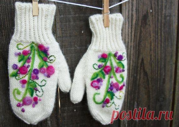 Вязаные варежки с вышивкой.