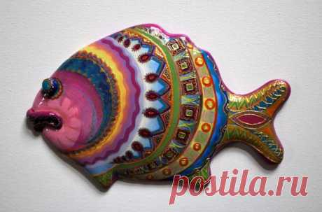 Decor fish wall, decorative fish painted by hand, fish wall hanging, hand painted keraplast fantasy fish The form for fish is sculpted by me from a keraplast. Hand painted with acrylics and gold contour. The fish is varnished in three layers. On the reverse side is bonded loop and left my signature. I hope my work will be nice to your eye.  Fish size: 145 mm high (5.7 inches)  225 mm wide