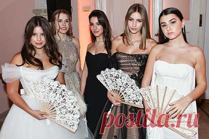 Иностранцы оценили внешний вид дочерей российских звезд на балу Tatler. Иностранцы оценили внешний вид дочерей российских знаменитостей, которые стали дебютантками на балу, организованном журналом Tatler. В нем приняли участие Александра Дружинина, Варвара Кузичева, Вероника Расковалова, Марианна Газманова, Мария и Софья Лансере, Лидия Кутепова, Эммануэль Турецкая, Мария Табакова и другие.