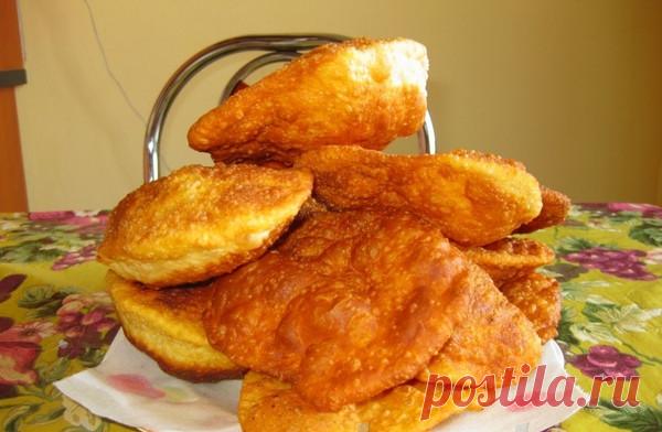 Для приготовления блюда Присканцы необходимы следующие ингредиенты: восемь стаканов муки пшеничной, шесть стаканов молока, четыре яйца, 60 гр дрожжей, два стакана сахара, восемь столовых ложек масла сливочного, четыре чайной ложки соли, сахарная пудра.