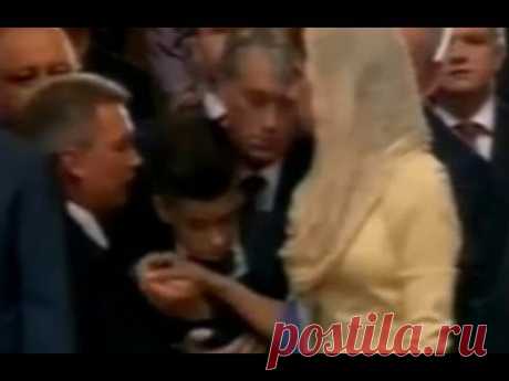 Сын Порошенко упал в обморок на молебне за Украину / Рулента