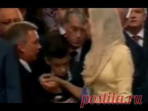 Сын Порошенко упал в обморок на молебне за Украину / Рулента