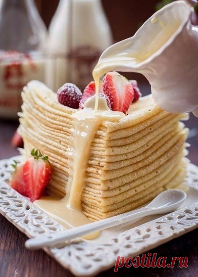 Быстрые заварные блинчики к масленице 😋 Ингредиенты: ● молоко – 1 стакан ● кипяток – 1 стакан ● мука – 2 стакана ● растительное масло – 3 столовых ложки ● сахар – 2\3 стакана ● сода – 1 чайная ложка ● яйца – 2 штуки Приготовление: 1. Поставьте чайник на огонь, пока дойдет дело до кипятка, он как раз закипит. А пока в большую миску вылейте молоко. Добавьте в него яйца. 2. Сахар добавляем по вкусу. Мы любим сладкие блины, поэтому кладем много сахара. Если вы хотите приготовить блины не сладкие,…