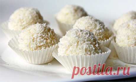 Пирожное Raffaello за час Ингредиенты: — 1 упаковка (60 г) кукурузных палочек — 1 банка сгущенного молока — орехи — коксовая стружка Приготовление: 1. Кукурузные палочки пропускаем через мясорубку, добавляем сгущенку, перемешиваем. 2. Из массы формируем маленькие шарики, внутрь кладем кусочек орешка, обваливаем в кокосовой стружке. 3. Отправляем в холодильник на 1 час.