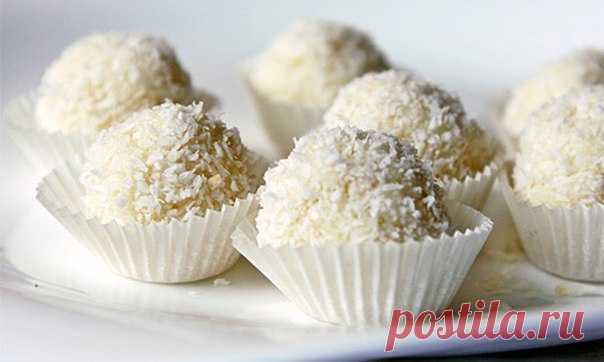 Пирожное Raffaello за час Ингредиенты: — 1 упаковка (60 г) кукурузных палочек — 1 банка сгущенного молока — орехи — коксовая стружка Приготовление: 1. Кукурузные палочки пропускаем через мясорубку, добавляем сгущенку, перемешиваем. 2. Из массы формируем маленькие шарики, внутрь кладем кусочек орешка, обваливаем в кокосовой стружке. 3. Отправляем в холодильник на 1 час.