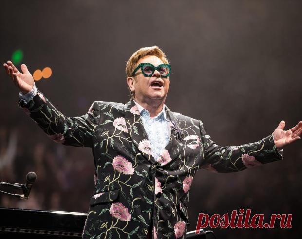 Сэр Элтон Джон отмечает 74-летие: интересные факты о жизни легендарного музыканта