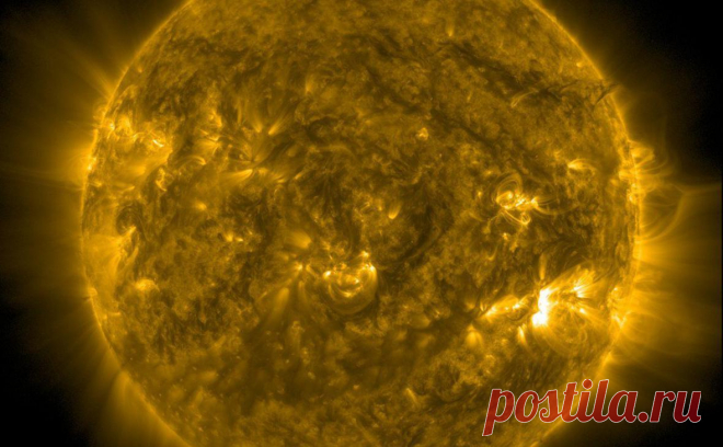 На Земле началась не спрогнозированная ранее магнитная буря. В 23:00 мск на Земле зафиксировали бурю уровня G2.3, показатель выше среднего.