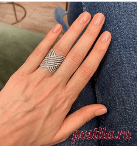 Маникюр, который выдаёт ухоженную девушку.
Для любой ситуации — в офис, на свидание, подходит к любому образу!  ➡️ Кликните на фото, чтобы прочитать