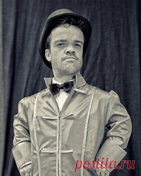 да красота конечно сила
а с хитрой жопой просто мощь
возьмите яблок молодильных
кричал трёхлетний продавец
он умолял гостей остаться 
но всё равно те не ушли
делить нам нечего с тобою
пусть это будет всё моё
так холодна и неподвижна
что побоялся осквернить
боян сказала акушерка 
второго близнеца приняв
7.
вы так любезны и галантны
что даже стыдно вас послать
8.
тут такса двести баксов за ночь
давайте таксу так и быть
9.
невыносимо сытой жизнью
из туалета понесло
10.
сто де...