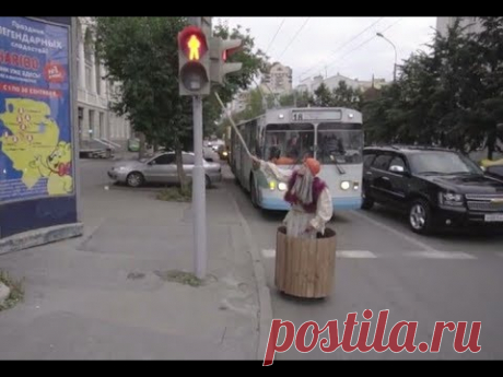 БАБКА НА ГИРОСТУПЕ • ПРАНК НАД ПРОХОЖИМИ ЛЮДЬМИ