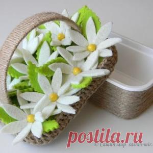 Корзинка-упаковка с цветами из ванночки от плавленного сыра