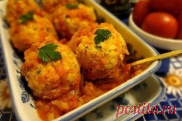 Вкуснейшие тефтели с тыквой
на 100грамм - 82.46 ккалБ/Ж/У - 8.2/4/4.23

Ингредиенты:
• 300-400 г тыквы 
• 400 г куриного фарша*
• 1 яйцо
• 1 луковица
• 1 долька чеснока
• 50 г нежирного твердого сыра 
• соль, перец, кайенский перец, петрушка

Для соуса:
• 1 луковица
• или 2-3 свежих помидора
• немного воды, соль, перец

Приготовление:
Духовку разогреть до 180-200 граудсов.
Тыкву натереть на крупной терке, сыр на мелкой. Лук нарезать мелко, чеснок пропустить через чеснокода...