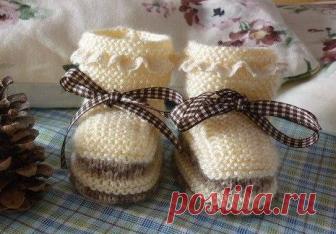 Милые пинетки спицами Пинеточки связаны из акрила. На них ушло коло 50 грамм пряжи.Спицы 3.5 мм.   Наберите 35 петли. 1 ряд– все петли лицевые, 2 ряд– провязать одну лицевой, затем накид, 16 лицевых, накид, 1 лицевыя, накид, 16 лицевых, накид, одна лицевая.