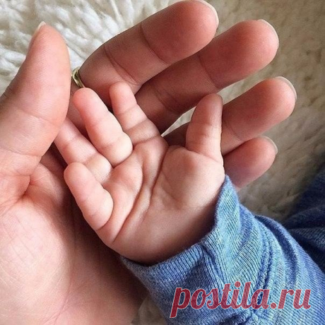 ПАЛЬЧИКОВЫЕ ИГРЫ ДЛЯ МАЛЫШЕЙ ОТ 6 МЕСЯЦЕВ ДО 2 ЛЕТ  🔸 Сорока-белобока  Сорока-белобока кашку варила,  деток кормила.  (взрослый слегка щекочет ладошку ребенка)  Этому дала,  (загибает мизинчик ребенка)  этому дала,  (загибает безымянный пальчик)  этому дала,  (загибает средний пальчик)  этому дала,  (загибает указательный пальчик)  а этому не дала:  (шевелит большой пальчик)  ты дров не носил, печку не топил,  тебе каши не дадим!  (слегка щекочет ребенка)  🔸 Пальчики  Этот пальчик хочет…