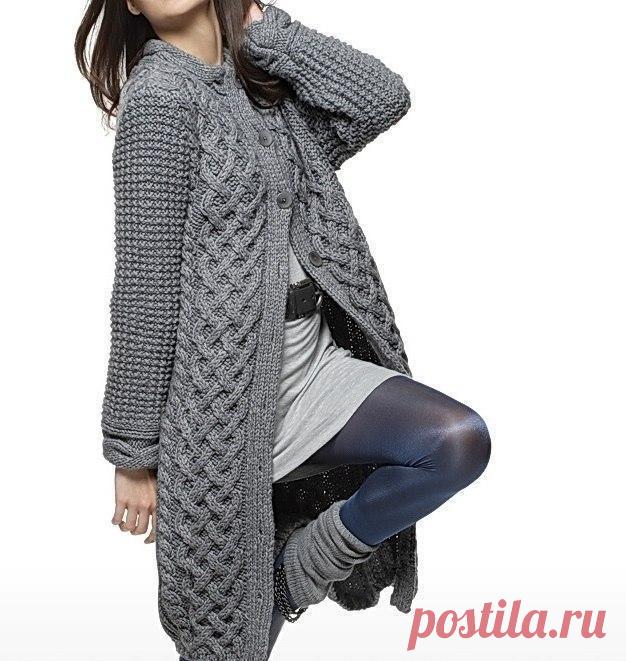 Пальто с широким переплетением

Размеры: 1)34/36 – 2)38/40 – 3)42/44 – 4)46/48 – 5)50/52

Вам потребуется: Пряжа Rapido (50% полиамид, 25% шерсть, 25% акрил) цвет стальной 32/34/37/40/43 мотка; для более короткого варианта (его фото не представлено) той же пряжи потребуется 30/32/34/37/40; спицы №6; 6,5 и 7; спица для кос; 9 или 8 пуговиц; подплечники

Узоры для вязания:

Резинка 1/1;

Изнаночная «рисовая» вязка: количество петель кратно 2 +1 + 1 кромочная с каждой стороны...