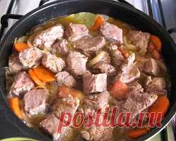 Мясо в красном вине | Краше Всех Необычный рецепт приготовления мяса в красном вине и оригинальное оформление блюда обязательно вызовет интерес у любой хозяйки. Тем более, что это блюдо можно быстро и легко приготовить. Мясо в красном вине - отличный выбор как для домашнего меню, так и к праздничному столу. Продукты для мяса в красном вине : 200 г филе говядины, 100 мл красного вина, 70 г клубники, 30 г сельдерея, листья салата, лук. Приготовление мяса в красном вине Для п...