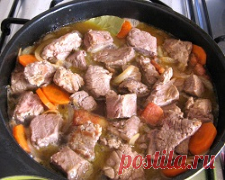 Мясо в красном вине | Краше Всех Необычный рецепт приготовления мяса в красном вине и оригинальное оформление блюда обязательно вызовет интерес у любой хозяйки. Тем более, что это блюдо можно быстро и легко приготовить. Мясо в красном вине - отличный выбор как для домашнего меню, так и к праздничному столу. Продукты для мяса в красном вине : 200 г филе говядины, 100 мл красного вина, 70 г клубники, 30 г сельдерея, листья салата, лук. Приготовление мяса в красном вине Для п...