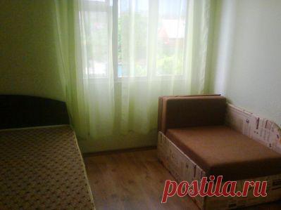 Сдам комнаты для отдыхающих в частном секторе: отдельный вход на втором этаже, гостевой санузел и душевая на три комнаты. Кухня с холодильником и телевизором. Кофеварка и чайник в вашем пользовании. Все необходимое предоставляем (фен, утюг).