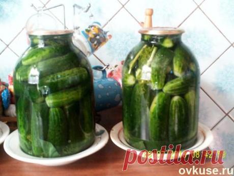 Огурцы , как из бочки.Готовим рассол: на 1 л холодной воды  70 г соли. Заливаем огурцы холодны рассолом, накрываем метал.крышечками, ставим банки в тарелки (для избежания вытекания) и оставляем на три дня бродить. Через 3 дня сливаем жидкость из банок, добавляем где-то 50 г простой воды и кипятим всё  2 минуты.Заливаем  теперь уже кипящим рассол. огурцы , закат. и перев. вверх дном. Оставляем так до полного ост остывания.  Вот и все! Огурцы получаются кисленькие, хрустящие - просто объедение.