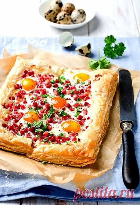 Пирог из слоеного теста с ветчиной и яйцами