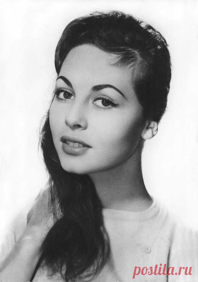 Невероятно красивая женщина, идеал женской красоты и обаяния, смотришь на нее, как на прекрасный цветок и не можешь насмотреться.

Мишель Мерсье по праву входит в десятку самых красивых женщин всех времен и народов. Сколько бы не было прекраснейших девушек в мире, таких как Мишель Мерсье больше не существует. Идеал красоты, несмотря на то, что вкусы меняются, но этот идеал остается на самом высочайшем пьедестале.