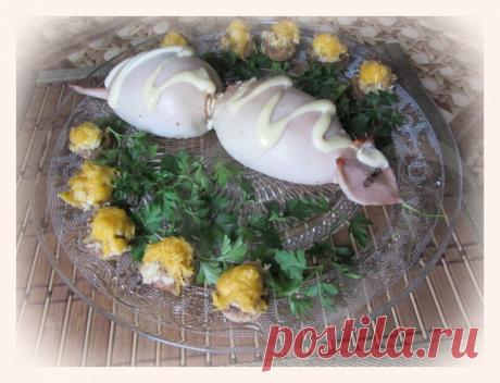 Кальмары, фаршированные омлетом с шампиньонами