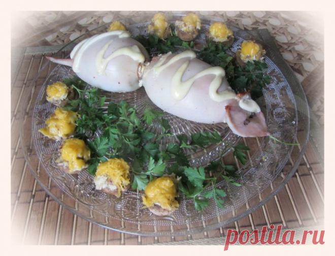 Кальмары, фаршированные омлетом с шампиньонами