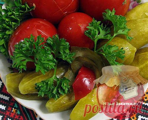 Наиболее выгодный способ маринования – ассорти. Я делаю его из огурцов и помидоров с добавлением других плодов. Каждый сможет выбрать для себя самый вкусный рецепт на зиму, мне же нравятся все. Часто закатываю с цветной капустой, еще делаю с лимонной кислотой или с аспирином.