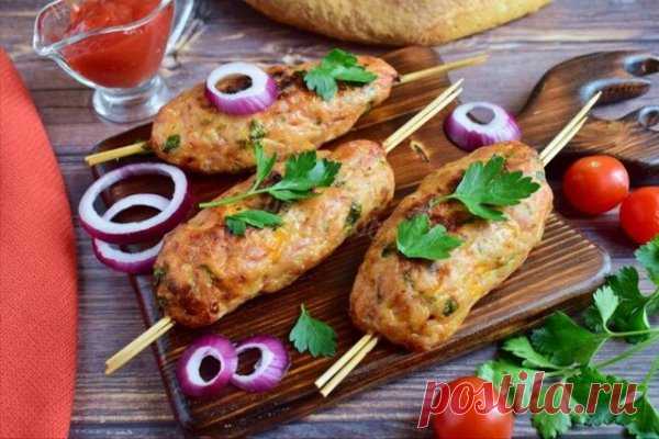 Люля-кебаб из курицы
 Ингредиенты:
⠀
Фарш куриный - 800 грамм
Лук - 2-3 шт. 
Кинза - пучок
Соль - 1 ч.л.
Зира - 1/2 ч.л.
Перец и кориандр - по вкусу 
⠀
 Приготовление:
1. Фарш соединяем со специями и зеленью, хорошо перемешиваем и отбиваем.
2. Формируем люля (можно продеть шпажкой) и жарим на оливковом или любом другом растительном масле, по 4-5 минут с каждой стороны.
3. Подаём с луком, зеленью и овощами.
Приятного аппетита !