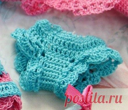 Трусики для куклы : 
набрать 40 вп, замкнуть в кольцо 
Вяжем 2 ряда СН (можно и СБН, тогда верхняя часть будет более низкая) 
3 ряд: 7 сбн 
4 ряд: 2 сбн вместе, 3 сбн, 2 сбн вместе 
5 ряд: 2 сбн, 2 столбика вместе, сбн 
6-14 ряд (9рядов): 4сбн 
15 ряд: прибавки с обоих сторон 
16 ряд: сбн 
17 ряд: прибавки с двух сторон 
18 ряд: сбн 
19 ряд: прибавки с двух сторон 
20 ряд: сбн 
21 ряд прибавки с двух сторон 
22 ряд: сбн (12 столбиков) 
сшиваем (отсчитываем от края переда 1...