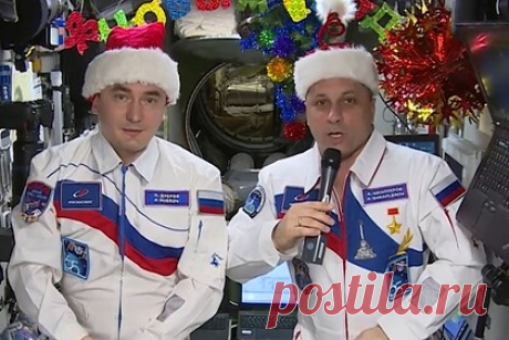 Российские космонавты с борта МКС поздравили землян с наступающим Новым годом. Российские космонавты Антон Шкаплеров и Петр Дубров поздравили землян с наступающим Новым годом с борта Международной космической станции. «Мы желаем вам в новом 2022 году здоровья, стойкости, благополучия и новых достижений. Будьте дружны и счастливы, с Новым годом!» — поздравил Дубров всех жителей Земли.