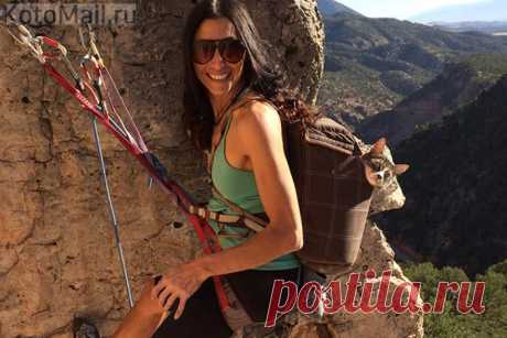 Вот настоящий скалолаз со скалолазкой!