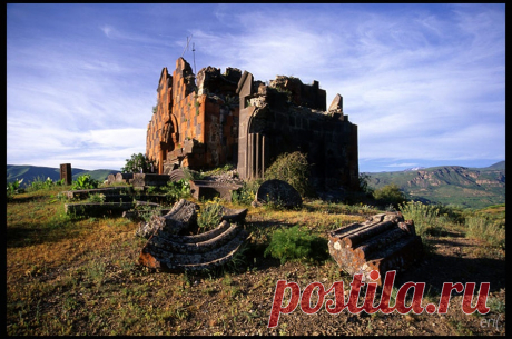 Հավուց Թառի վանք...Կոտայք,Հայաստան
Հավուց թառի վանքը Եղել է միջնադարյան Հայաստանի կրոնական ու մշակութային կենտրոններից։Վաղ միջնադարից հիշատակվող այս վանքում 1013 թ.,Գրիգոր Մագիստրոս Պահլավունին կառուցել է Ս.Ամենափրկիչ եկեղեցին։Հավուց Թառը վերելք է ապրել XII-XIV դդ.:Տուժել է 1679 թ.երկրաշարժից,վերջնականապես ավերվել 1840 թ. Ակոռիի երկրաշարժի ժամանակ։
Համալիրը բաղկացած է 2 հուշարձանախմբից։Արևմտյան հուշարձանախմբի գլխավոր եկեղեցին XIII դ. ներքուստ խաչաձև,արտաքուստ ուղղանկյուն,չորս անկյուններում ավ