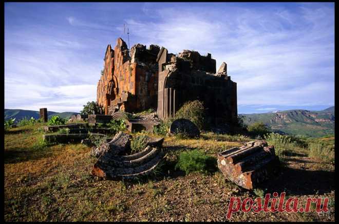 Հավուց Թառի վանք...Կոտայք,Հայաստան
Հավուց թառի վանքը Եղել է միջնադարյան Հայաստանի կրոնական ու մշակութային կենտրոններից։Վաղ միջնադարից հիշատակվող այս վանքում 1013 թ.,Գրիգոր Մագիստրոս Պահլավունին կառուցել է Ս.Ամենափրկիչ եկեղեցին։Հավուց Թառը վերելք է ապրել XII-XIV դդ.:Տուժել է 1679 թ.երկրաշարժից,վերջնականապես ավերվել 1840 թ. Ակոռիի երկրաշարժի ժամանակ։
Համալիրը բաղկացած է 2 հուշարձանախմբից։Արևմտյան հուշարձանախմբի գլխավոր եկեղեցին XIII դ. ներքուստ խաչաձև,արտաքուստ ուղղանկյուն,չորս անկյուններում ավ