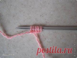 ТАПОЧКИ СПИЦАМИ.
Набираем на спицы 5 петель.
1р.(лицевая сторона): кромочная, лиц. накид, лиц. накид. лиц. кромочная 
изнаночной петлей.
2р.(изнаночная сторона): все петли изнаночными, петля между двумя 
накидами не провязывается, ее просто снимаем на правую спицу(нить перед 
работой).
3р.: кромочная, 2 лиц. накид, центральная лицевая, накид, 2 лиц, 
кромочная.
4 и все четные ряды изнаночными, це